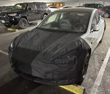 У мережі з'явилися "живі" фотографії нової моделі Tesla 3
