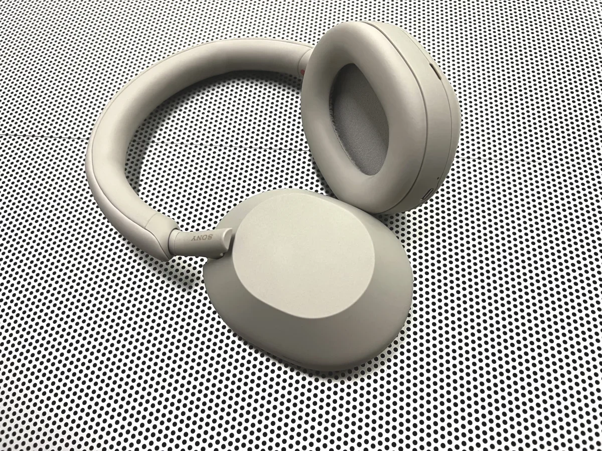 Технічні характеристики гарнітури Sony WH-1000XM5 були підтверджені реальними фотографіями