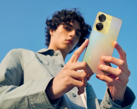 Realme готується представити свій перший смартфон із «островом» на екрані