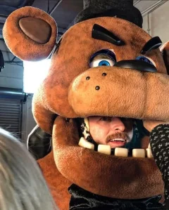 На фотографії з зйомок п’ять ночей на продемонстрованій Фредді аніматроніки Фредді